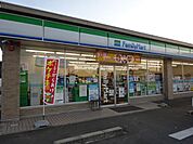 コンビニ「ファミリーマートまで830m」