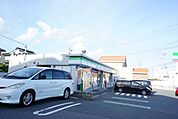 コンビニ「ファミリーマートまで90m」