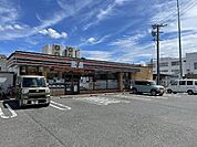 コンビニ「セブンイレブンまで790m」