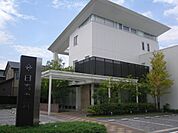 病院「日高内科まで200m」