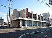 銀行「西尾信用金庫まで420m」