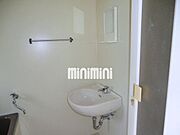バスルームには独立洗面もあります