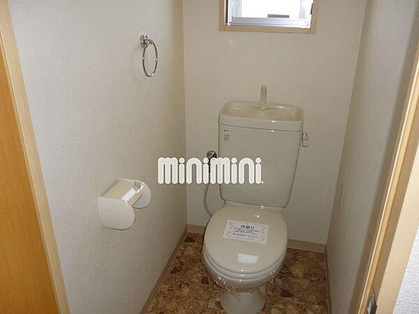 画像9:電源＆小窓完備のトイレです