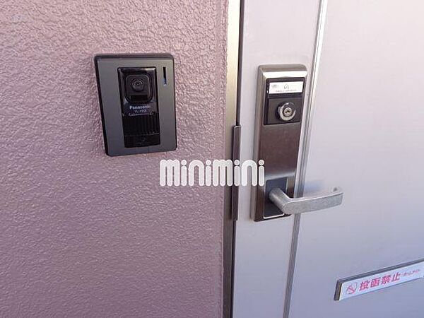 画像20:録画機能付きモニターホンを完備した玄関スペースです