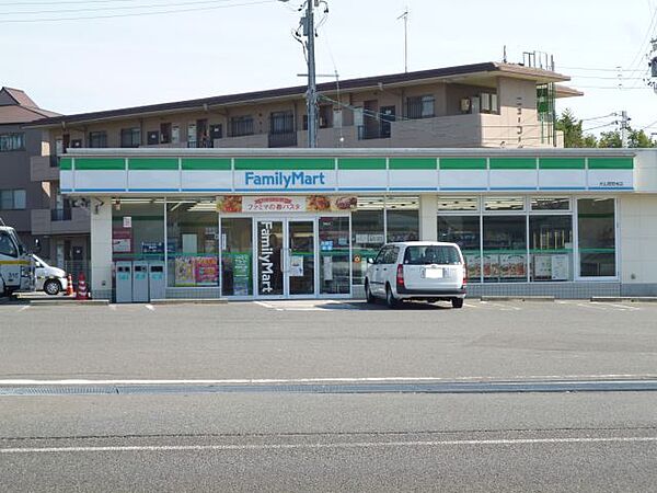 画像17:コンビニ「ファミリーマートまで680m」