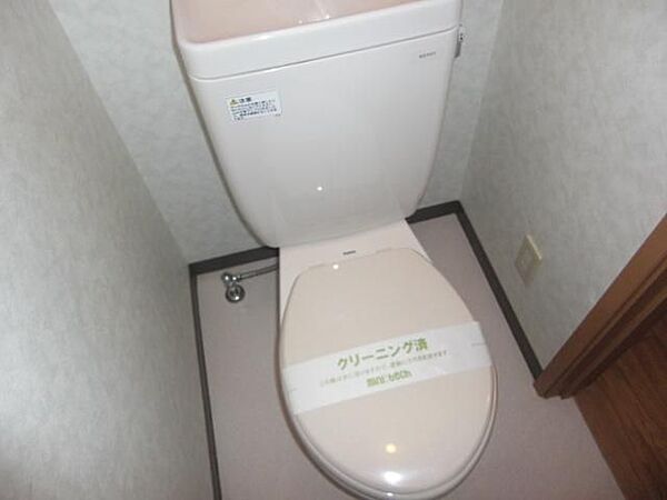 画像9:電源付きの清潔感のあるトイレです