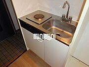 電気コンロ完備のキッチンスペースです