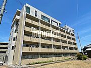 シンプルさの中に際立つデザイン性高さが特徴のマンション