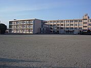 小学校「犬山市立楽田小学校まで643m」