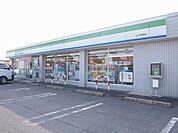 コンビニ「ファミリーマートまで610m」