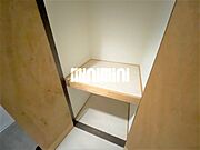 玄関そばに収納があるので便利です