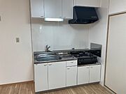ガスコンロが設置されたキッチンスペースです