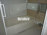 1坪サイズの追い焚き＆浴室乾燥機能完備のバスルームです