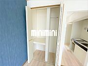 3つに分かれた機能性の良い収納スペースです。