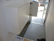 下駄箱完備の玄関スペースです