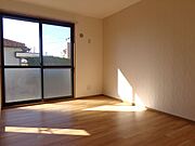 シャッター完備の洋室スペースです