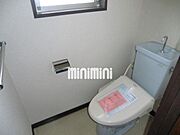 小窓付で換気がしやすく明るいトイレです