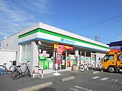 コンビニ「ファミリーマートまで390m」