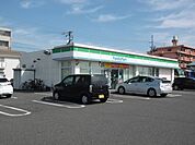コンビニ「ファミリーマートまで90m」