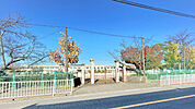 小学校「小牧市立北里小学校まで1385m」