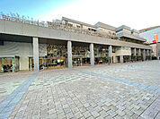 図書館「小牧市中央図書館まで430m」