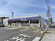 コンビニ「ローソン　小牧久保一色店まで560m」