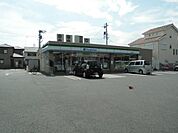 コンビニ「ファミリーマートまで590m」