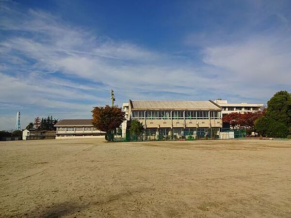 画像26:中学校「知多市立八幡中学校まで1721m」