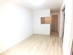 シャトル脇島 102 1階1LDKのリビング/ダイニング