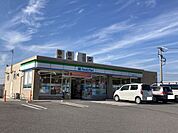 コンビニ「ファミリーマートまで1100m」