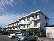 白を基調としたマンションです。