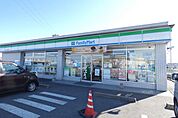 コンビニ「ファミリーマートまで540m」