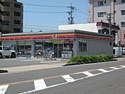 コンビニ「ファミリーマートまで380m」