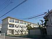 中学校「岩倉市立岩倉中学校まで643m」