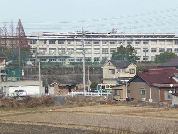 画像23:中学校「豊明市立栄中学校まで1333m」