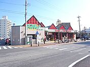 スーパー「フィールまで820m」