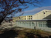 小学校「幡山西小学校まで830m」