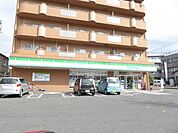 コンビニ「ファミリーマートまで330m」