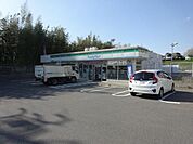 コンビニ「ファミリーマートまで600m」