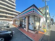 コンビニ「セブンイレブンまで240m」