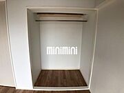 東側の洋室の収納です