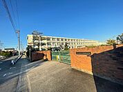 小学校「北名古屋市立鴨田小学校まで534m」