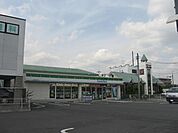 コンビニ「ファミリーマートまで310m」