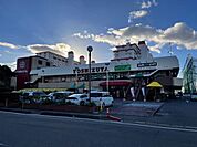 スーパー「ヨシヅヤ師勝店まで1018m」
