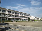 小学校「市立桜小学校まで820m」