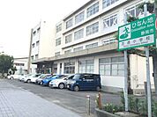 小学校「市立新通小学校まで560m」