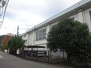中学校「市立服織中学校まで580m」