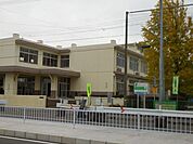 小学校「市立大谷小学校まで520m」