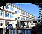 小学校「浜松市立県居小学校まで516m」