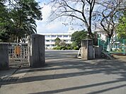 中学校「富士市立鷹岡中学校まで2098m」